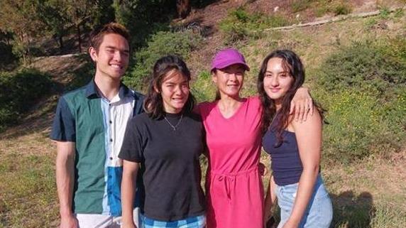前港姐18岁混血女儿选美夺第四名！拥美艳脸蛋逆天身材，文武双全