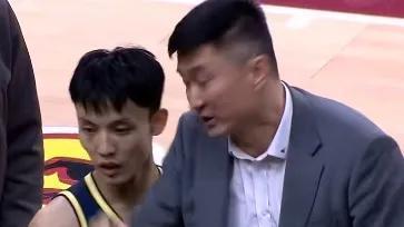 黑哨针对广东！杜锋愤怒抗议，张帆提前进线，裁判2罚左右比赛！