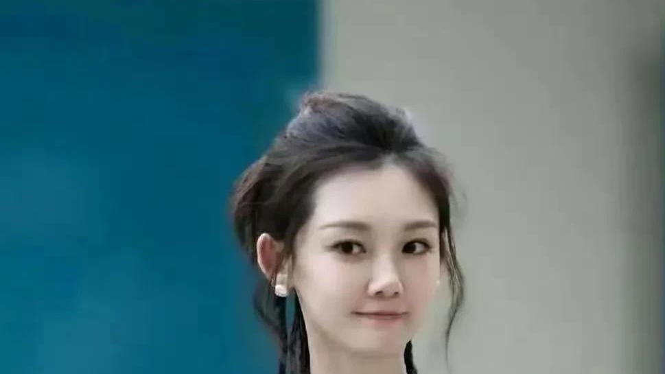 三年迎来三胎！苗苗产后穿露肚装逛街，网友：郑恺你心里乐开花吧