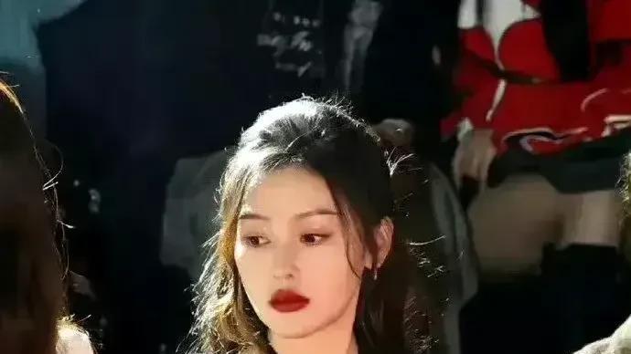 张天爱穿牛仔裤生图鲨疯了，神级腰臀比让站姐集体手抖！