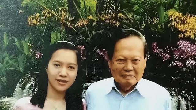 2024年，102岁杨振宁在北京家中留影，头发变黑了，翁帆身体发福