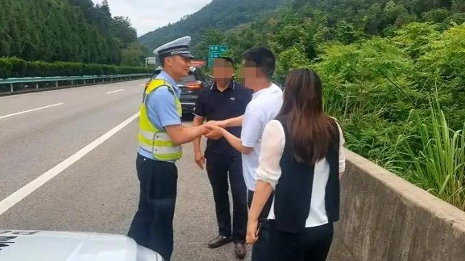 【高速丢人！油门一踩老公消失 女子崩溃报警：我以为他在后座打呼】