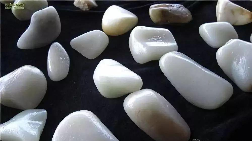 这些玉与和田玉，是远亲近邻吗？