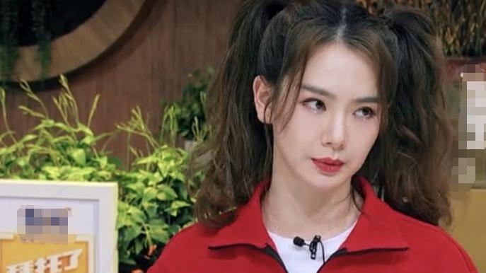 戚薇在一次节目中说：“每次女儿睡着了，我和老公都会去厕所约会