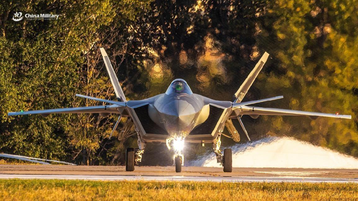 首次公开！歼-20弹射救生画面曝光，座舱盖“神秘花纹”装满炸药