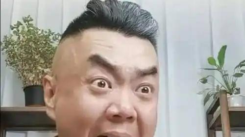 其实张伯鑫挺纯真的，黑粉捧他是相声大师，他就真把自己当大师了，现在被架在火上了，咋整？送鸡蛋吧