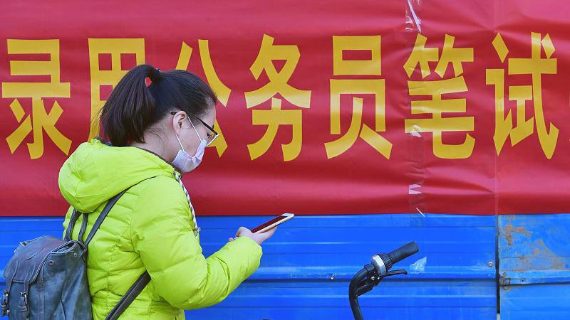 371 万人考公：不只是为了铁饭碗，外面没有退路才是关键