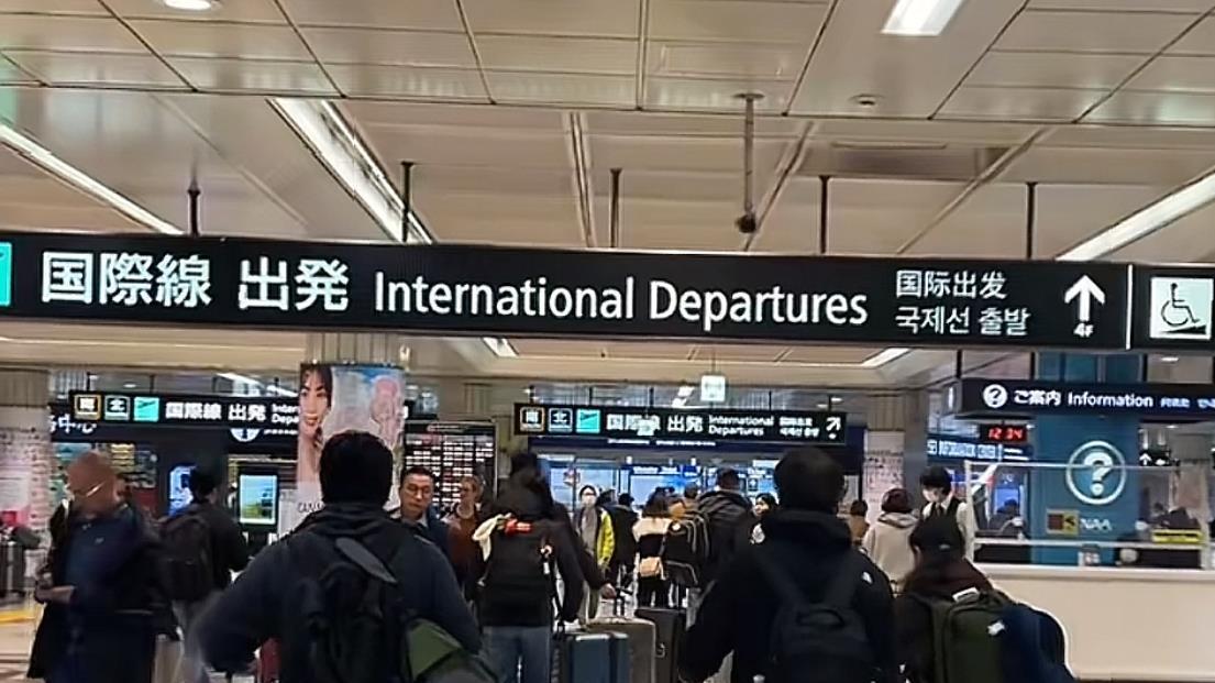 中日航线取消潮！日本机场挤满回国中国人，54万机票退订
