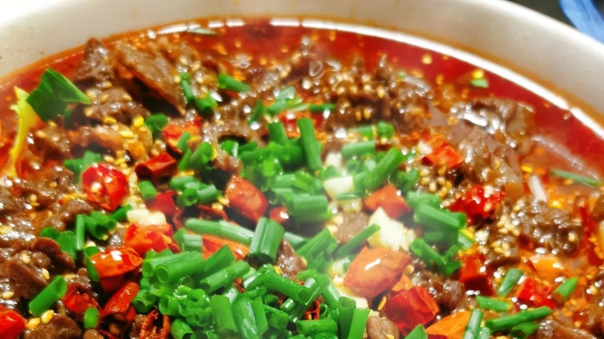 水煮肉片：家常的温暖，麻辣的诱惑