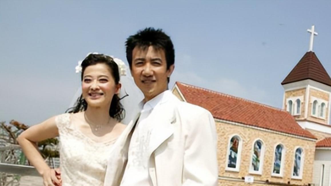 梅婷，倒贴300万嫁才子遭弃，二婚嫁“丑男”逆龄生长