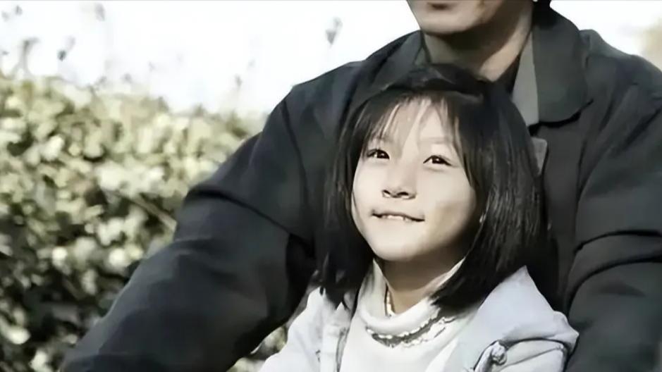 金赛纶成年后的封神镜头，气质清冷辨识度高，妥妥的大女主长相