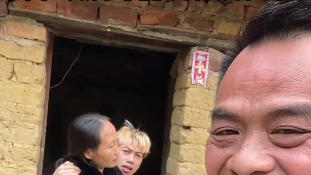 广西一男子带女友回家，父亲看到后直接叹气：以后我家没后代了