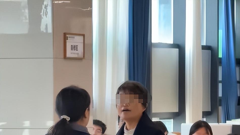 捡软柿子捏? 聊城图书馆上演占座大战, 大姐大吼: 你是哪个学校学生?
