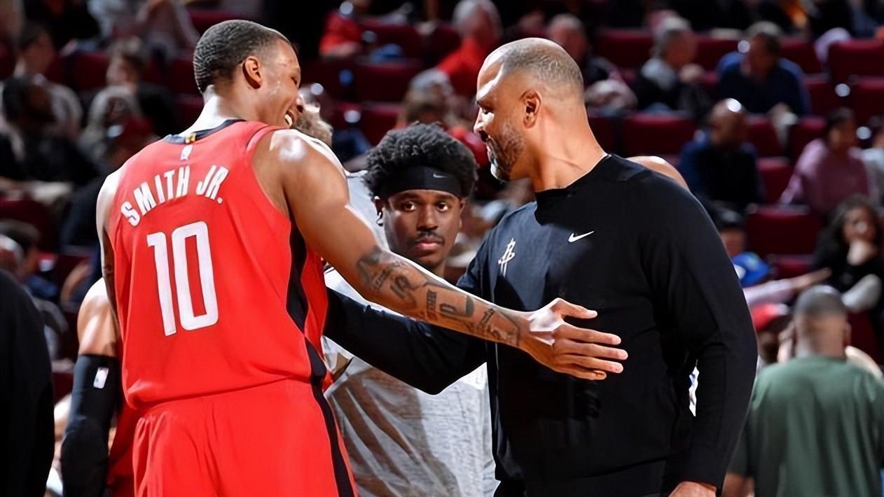 火箭129-100大胜爵士，教练直夸两人：1人进步明显，另1人防守好