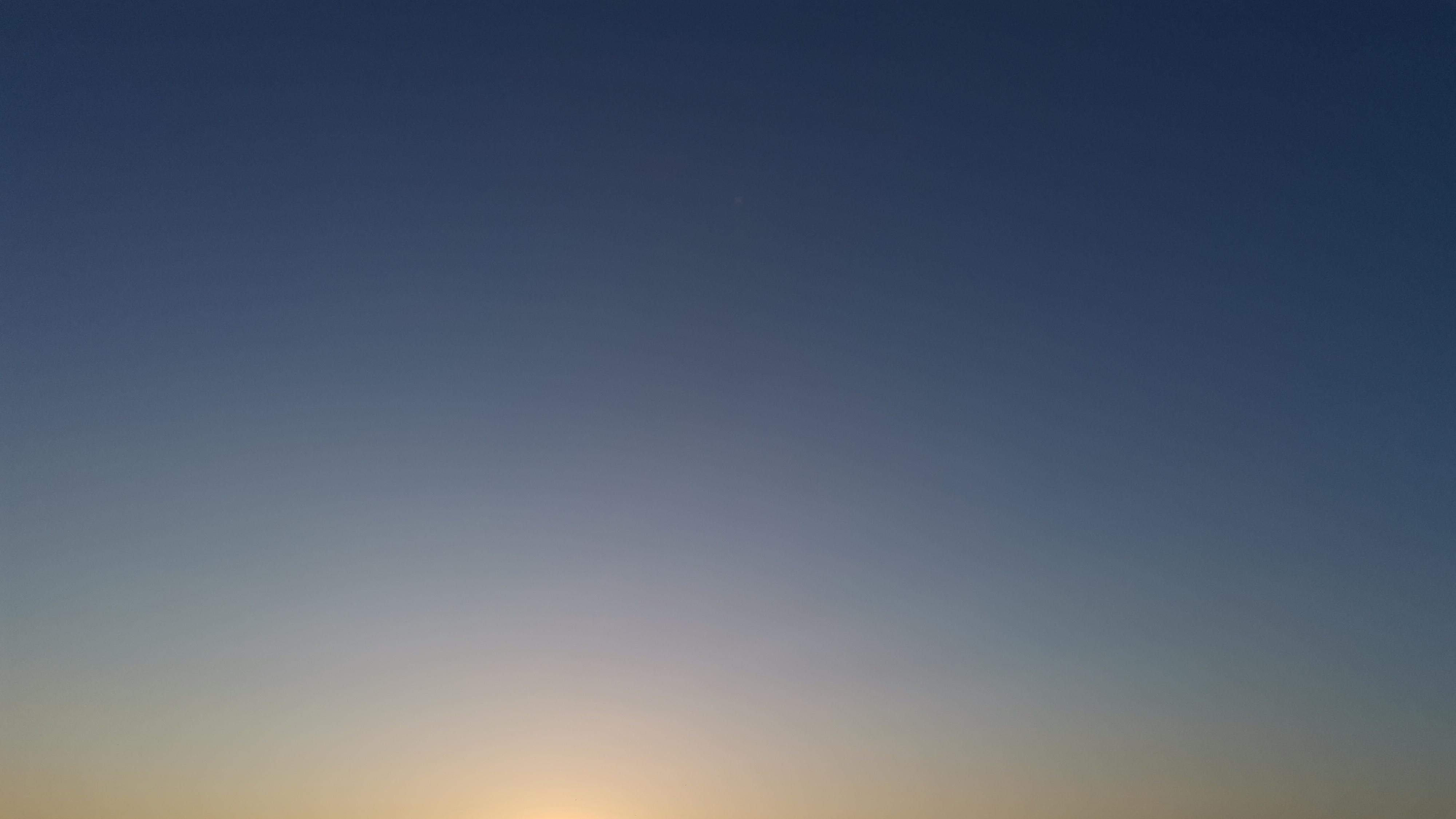 岸明残雪在，潮满夕阳多。