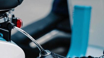 电动车脚蹬很多余，不装还会被罚，看交警怎么说！