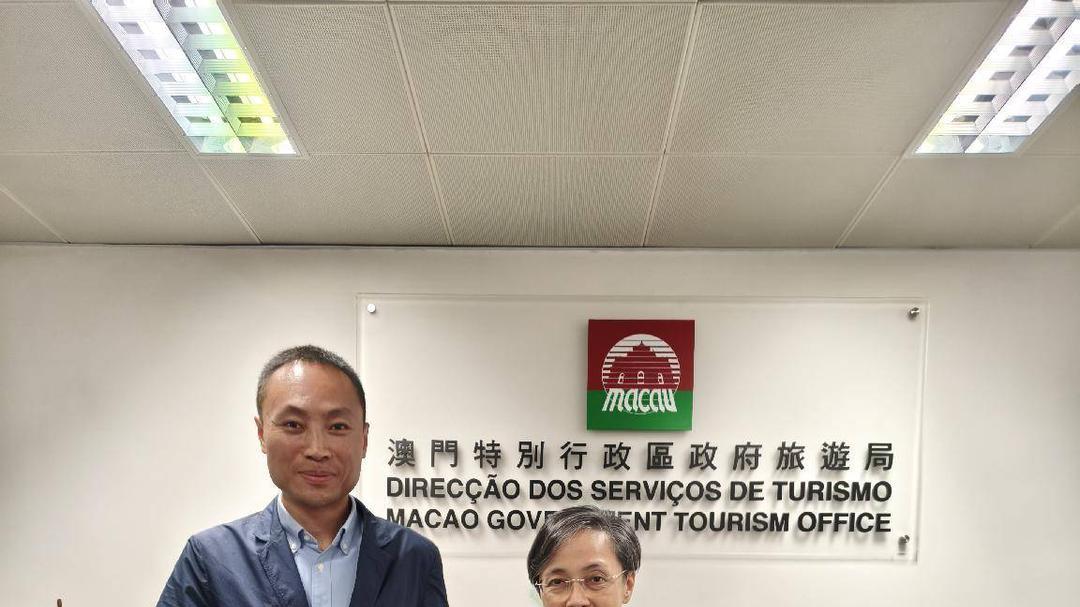 共工新闻社顾问黄光宇向澳门旅游局局长文绮华赠刊