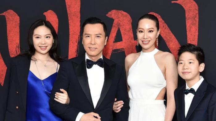 甄子丹女儿发育过猛，19岁身高超180，穿修身裙秀长腿不输超模妈