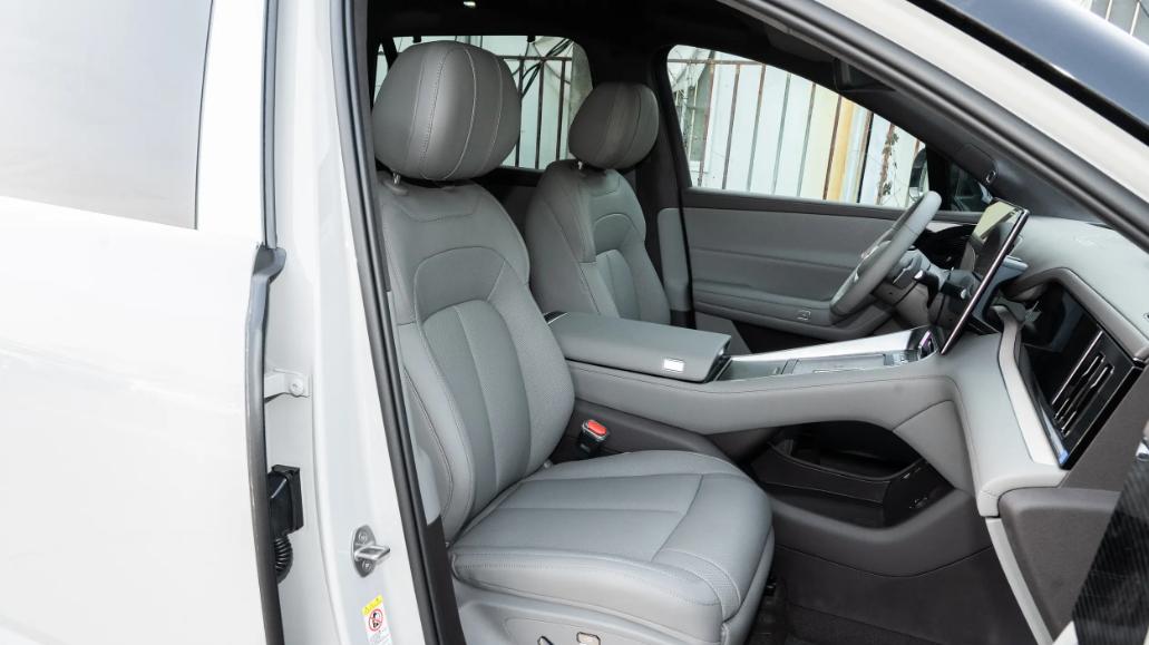 体验腾势N8L DM：娃不晕车，老人不喊累，​适合全家人的全能选手