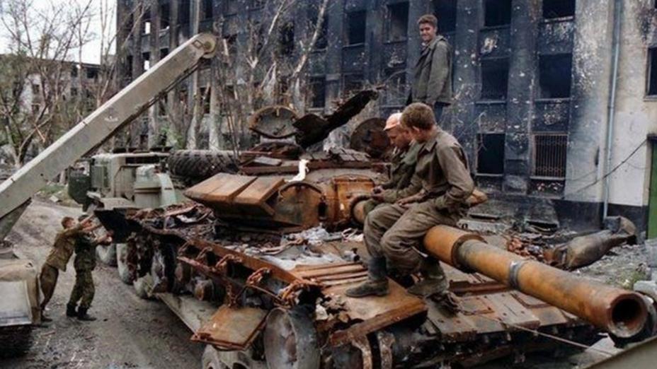 回顾8万精锐不敌2万武装，上千俄军被歼下场惨烈，俄：血债血偿