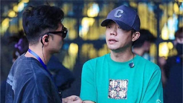 ​一场发生在曾毅身上的“手表风波”，直接促使着当今火热的凤凰传奇无奈取消两场演唱会