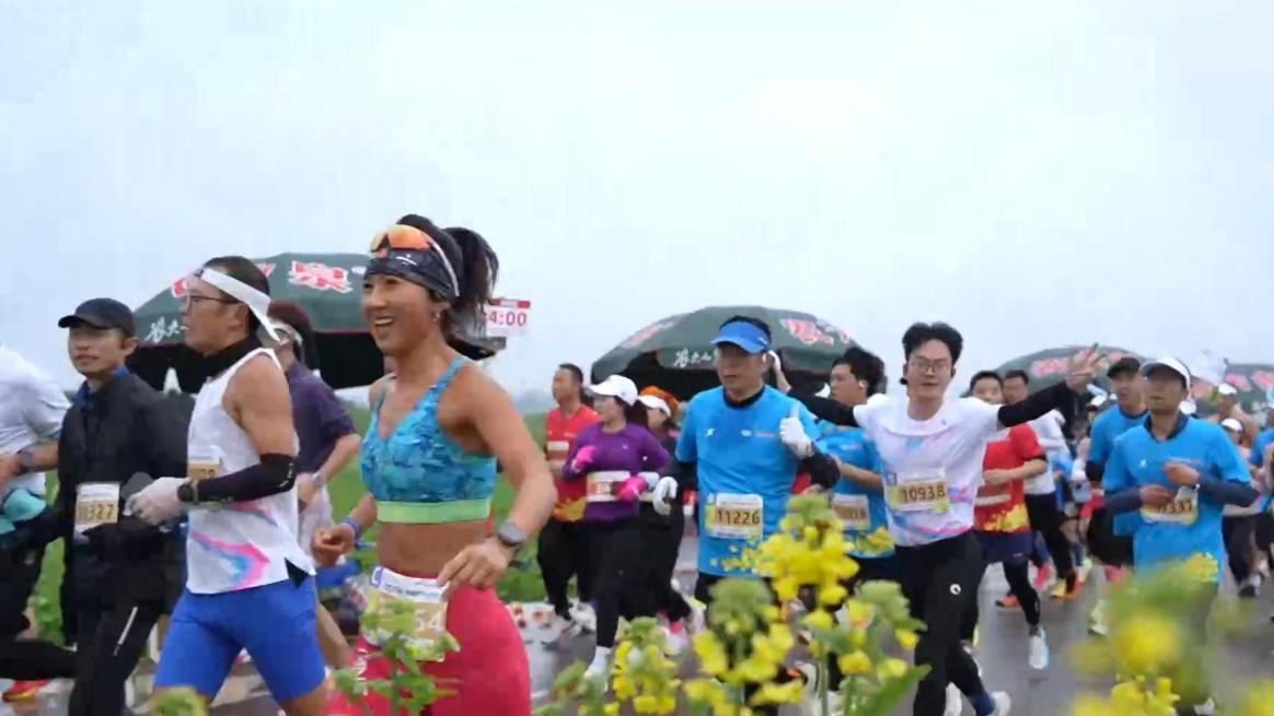 云南罗平马拉松开跑：1.5万名跑者逐梦花海
