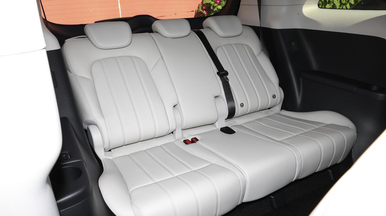 别克GL8独霸MPV市场？岚图梦想家四驱来袭，空间更大油耗更低！这次，它能撼动格局吗？