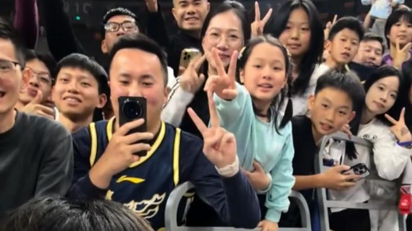 广东球迷嘉年华！现场喊冠军口号，崔永熙+3外领球衣，奎因送暴扣