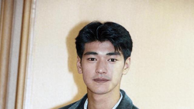 51岁金城武还是那么帅，隐居日本多年，在乡下种地养花，生活惬意