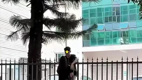 现实版 “舔狗” 名场面！小伙托起女神让其与男友热吻，值不值？网友吵翻了