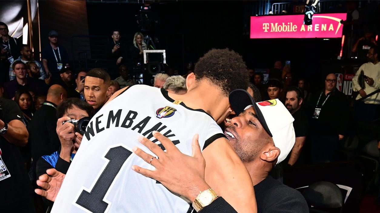 轰22+9掀翻联盟第一！文班亚马回归就闪耀，名嘴：外星人终结雷霆