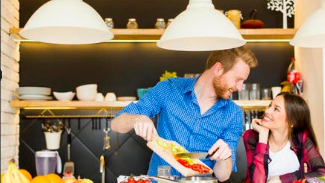 婚姻里最暖的底色，往往不是华丽誓言，而是揉进烟火气的寻常片段。