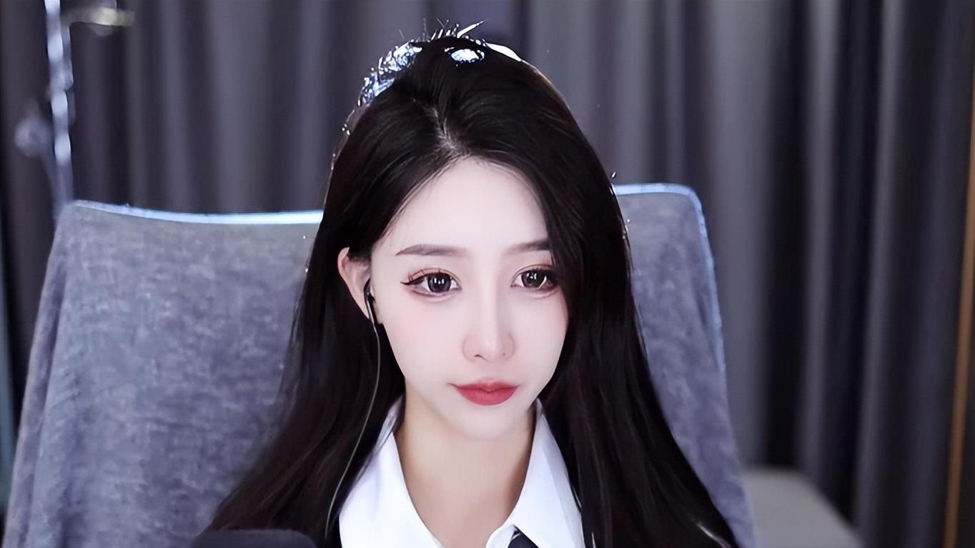 女主播晚表妹怒斥网友劝说上班：别看我直播间就几个人，我挣了几百万