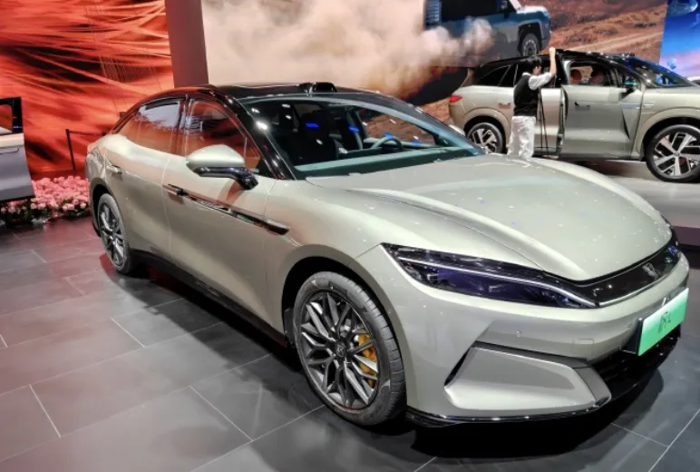 19.48万起！比亚迪汉L新色发布，5分钟补能400km，OTA解锁车位到车位智驾