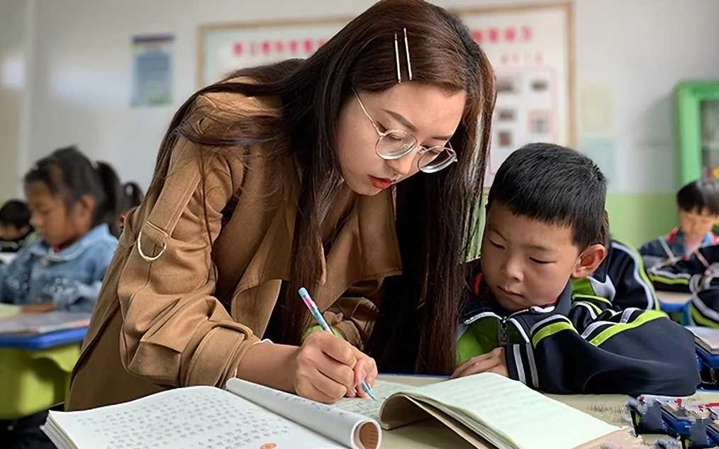 “她那种学校，凭啥和我一起当老师？”师范生上岗才一周就破防了