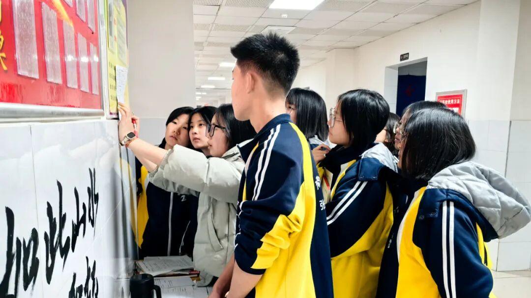 张家口启臻走廊里的灯光，照亮的不只是课本！