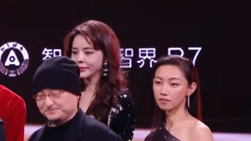 北京这晚，站位暴露江湖地位，张艺谋、费翔站两边，C位雷打不动