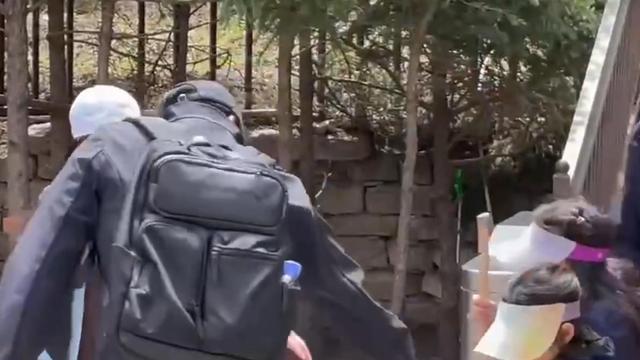 79岁霍震霆状况让人担忧，拄着拐棍，要两人搀扶，两个孙女尽孝道