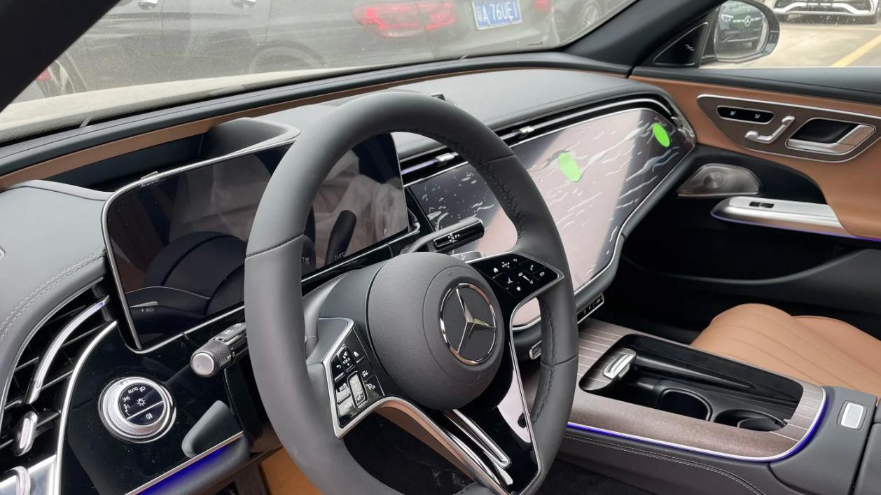 新款奔驰E上市，尾部5个车标！很豪华，很气派，走平价路线了