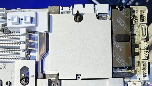 鸡血模式 2.0 加持：技嘉 X870E电竞冰雕主板重新定义 DIY 新体验