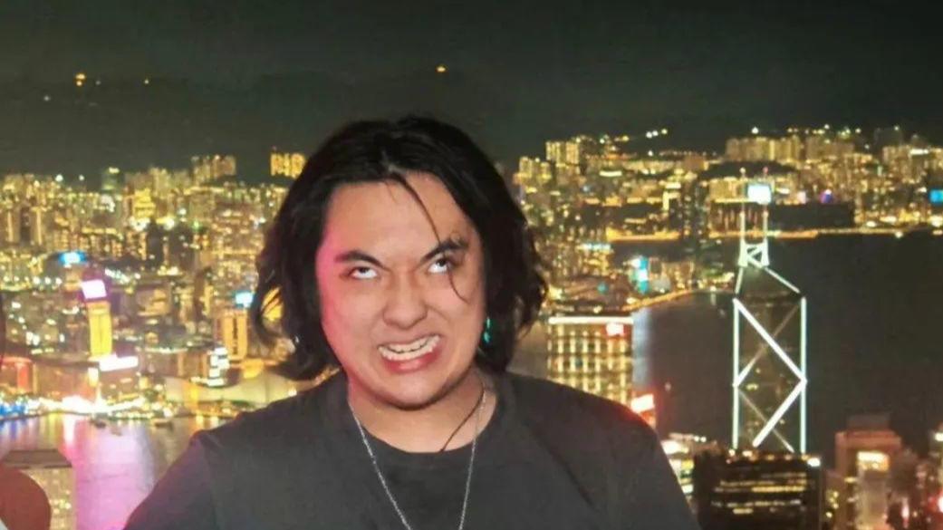 吴镇宇儿子费曼近照引热议！16岁长发造型被评"少年感缺失"，本人发文回怼不喜欢可以离开