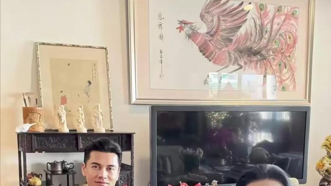 吕良伟69岁全家福曝光，儿子首次惊艳亮相！