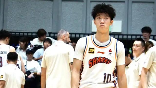 张镇麟首秀12分5篮板6助攻！上海男篮完成大逆转，怀特塞德13分