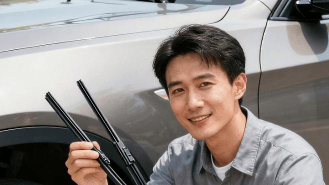 汽车雨刮器刮水有划痕或异响，是该换胶条还是整个雨刮器？自己能换不？