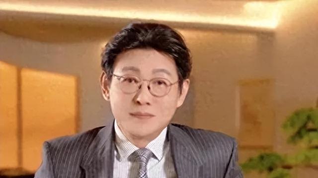 程前61岁复出：曾与董卿同居6年，再婚娶圈外娇妻，如今大变样！