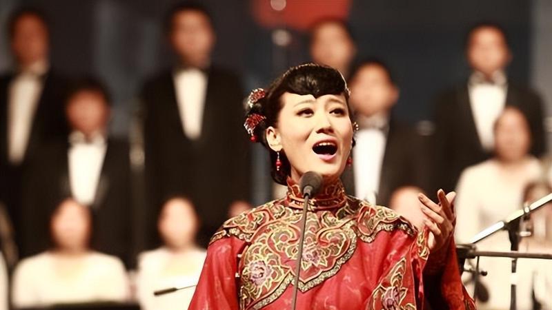 谭晶：12次春晚的“大魔王”，为何在巅峰期为科学家隐退生子？