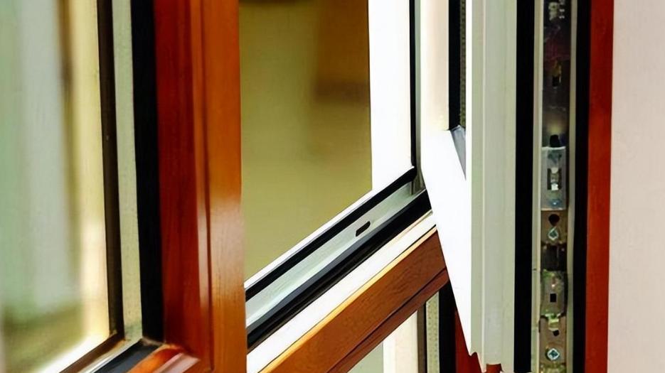 窗户关严了，家里还处处漏风？别急，教你正确做法隔音又保暖