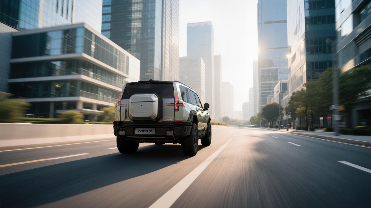 从都市到无人区，猛士M817的极猛动力轻松征服全地形