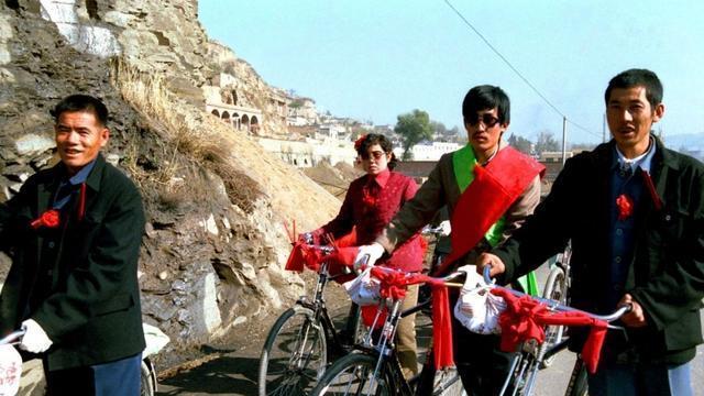 假期返程，婆婆让两个女儿把礼物都带走，我：把四千元饭钱也分了