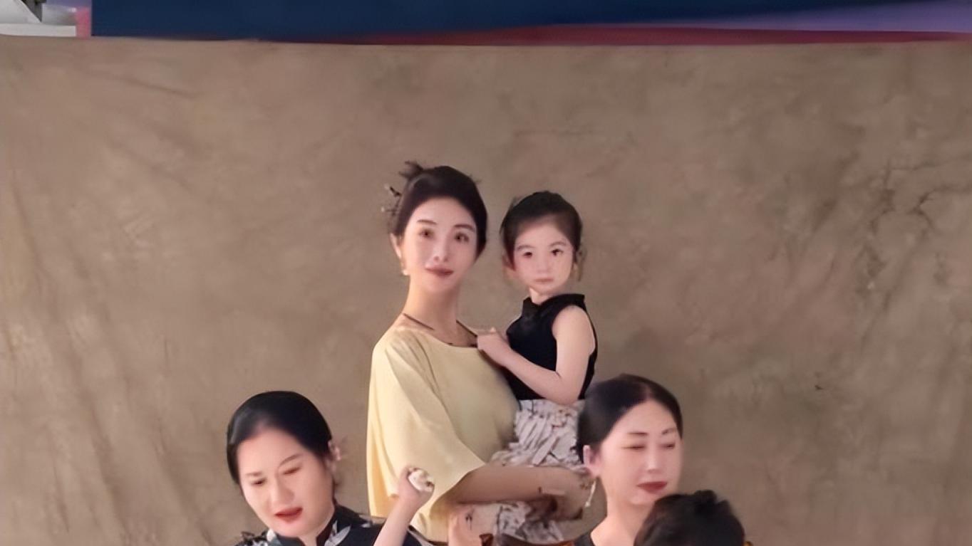 2018年从英国买精子生3胞胎的山东女孩，现在生活如何？